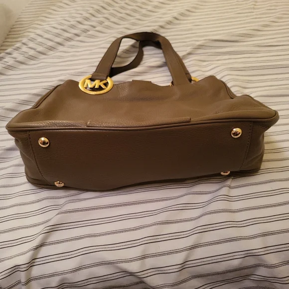 LIKE NEW Michael Kors olive green shoulder bag - Picture 3 of 5